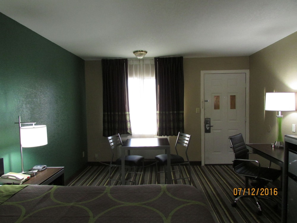 Super 8 By Wyndham Kingsville 24/47