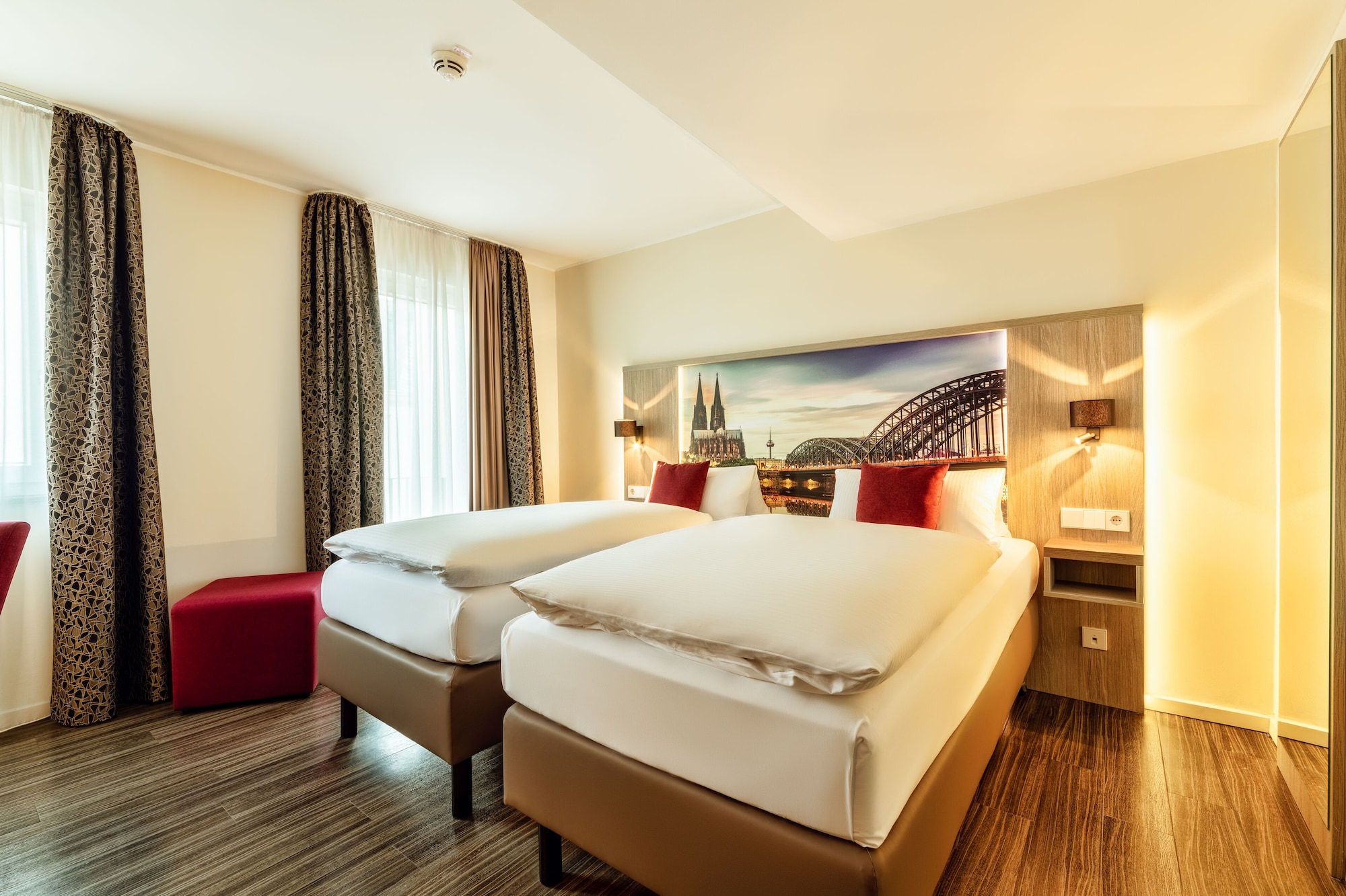 COMFORT, TWIN BEDS
