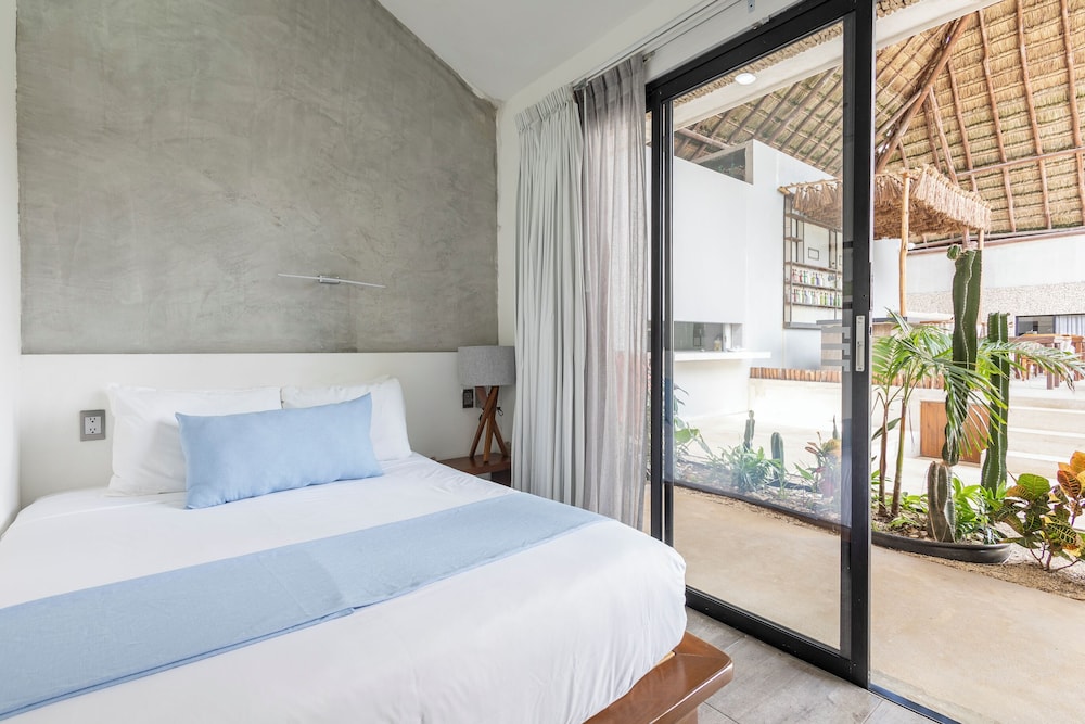 DELUXE, SINGLE, QUEEN BED, POOL VIEW, PRIVATE BATHROOM