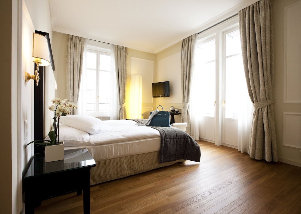 DELUXE, QUEEN BED, CITY VIEW