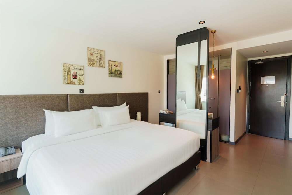 SUPERIOR, KING BED, CITY VIEW, BALCONY