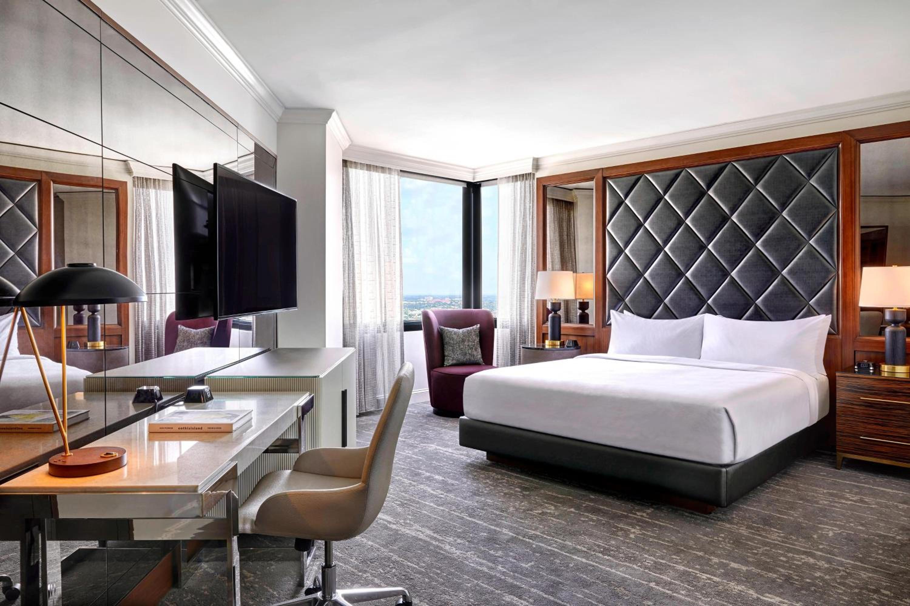 California, Guest Room, King Bed, Executive Lounge Access
