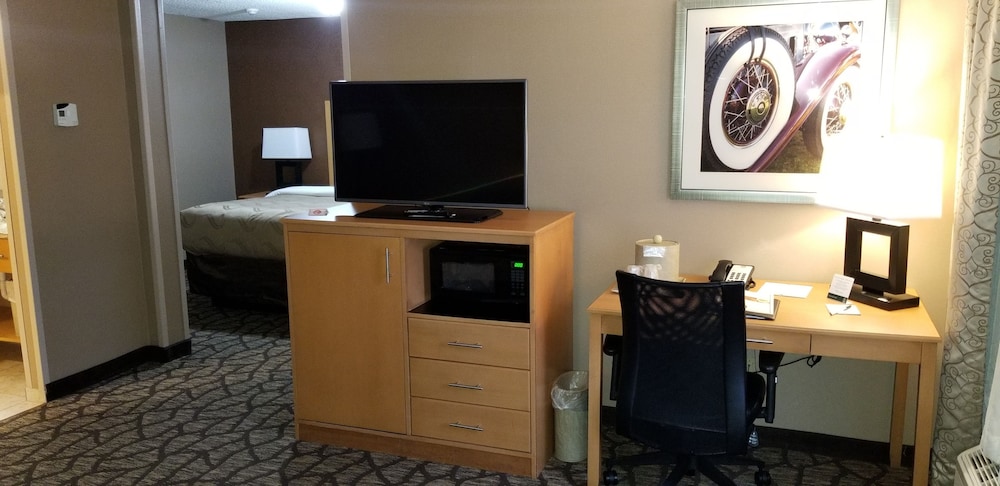 Quality Inn & Suites Warren - Detroit 42/43