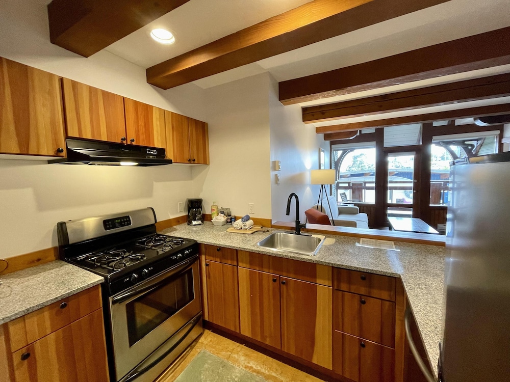 Seaside Ucluelet Hotel 4/34