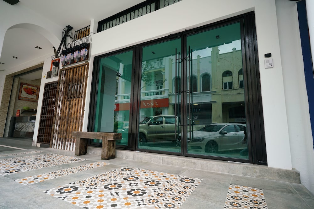 Brick Box Hotel 2/45