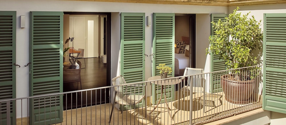 SUITE, KING BED, COURTYARD VIEW, SOFA