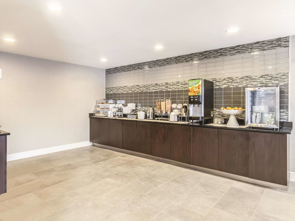 La Quinta Inn & Suites by Wyndham Cleveland - Airport North 7/44