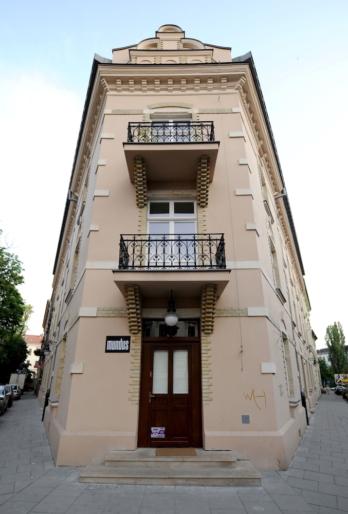 CRYSTAL SUITES OLD TOWN 1/68