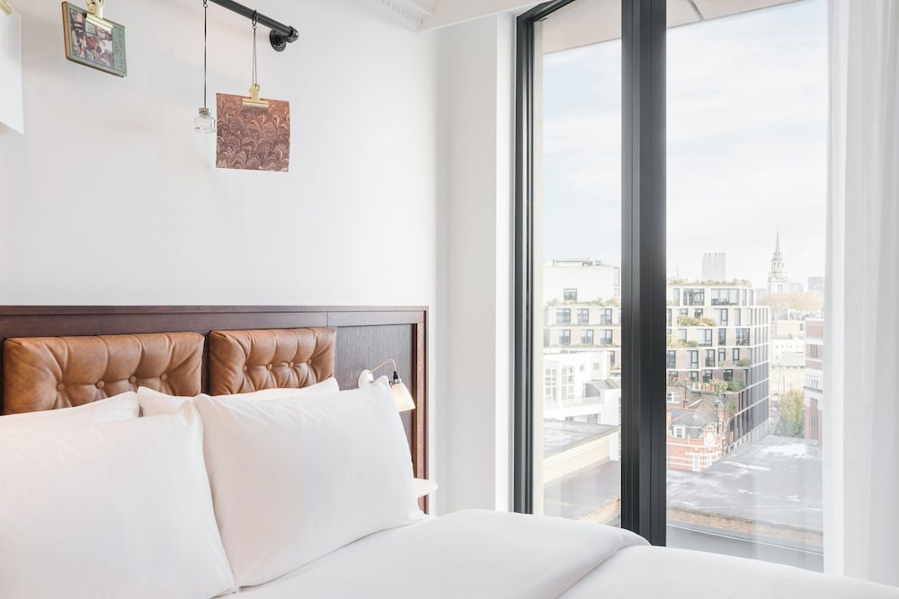 Lovely, Queen Bed