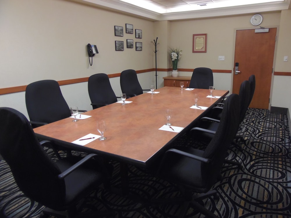 Rosslyn Inn & Suites, SureStay Collection by Best Western 38/48