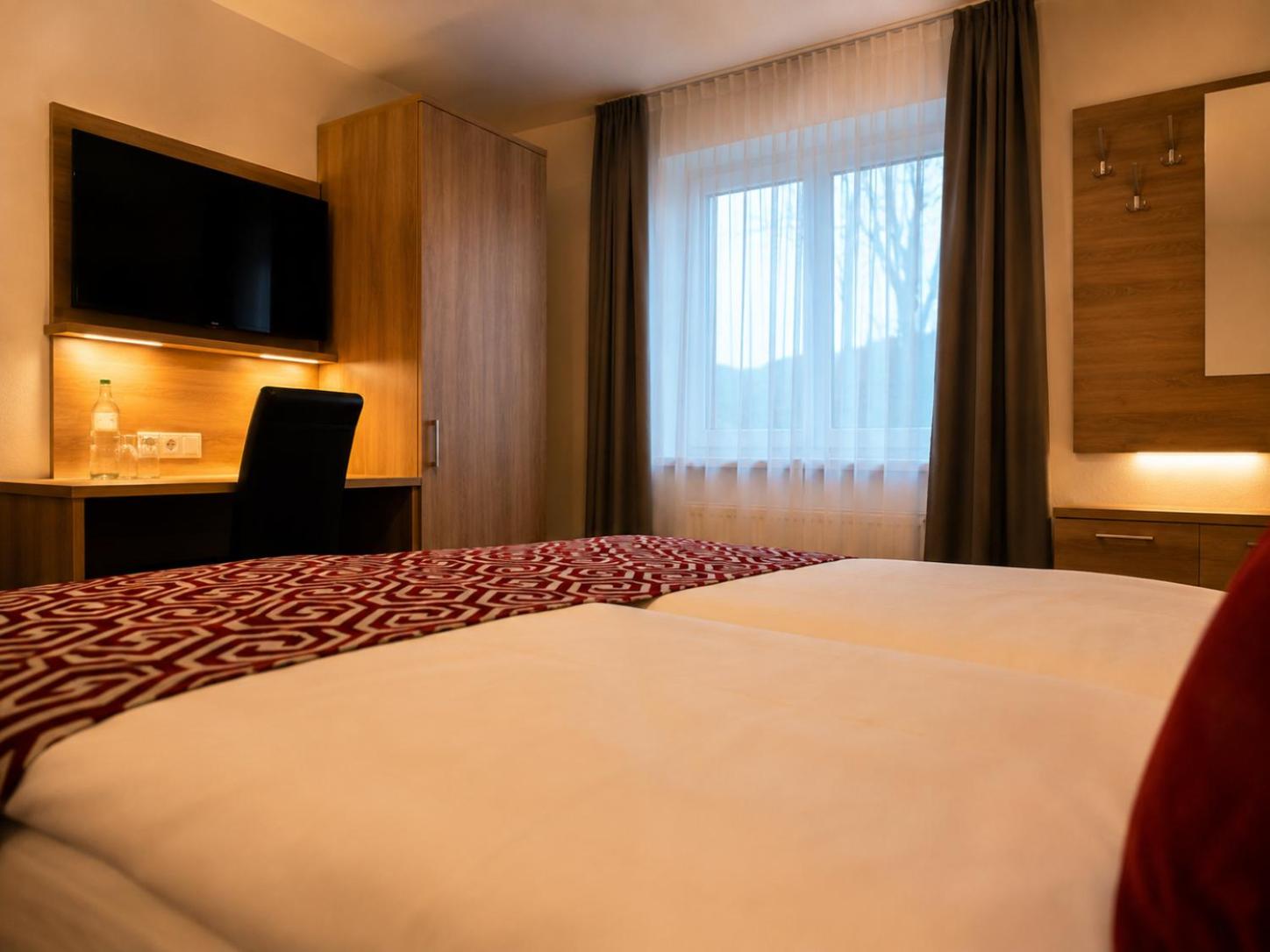 Room, Queen Bed, Shared Bathroom