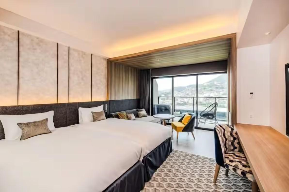 Standard, Twin Beds, Stadium Side