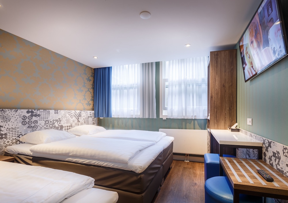 ROOM, QUADRUPLE