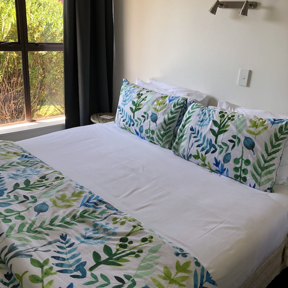 Colonial Motel 28/72