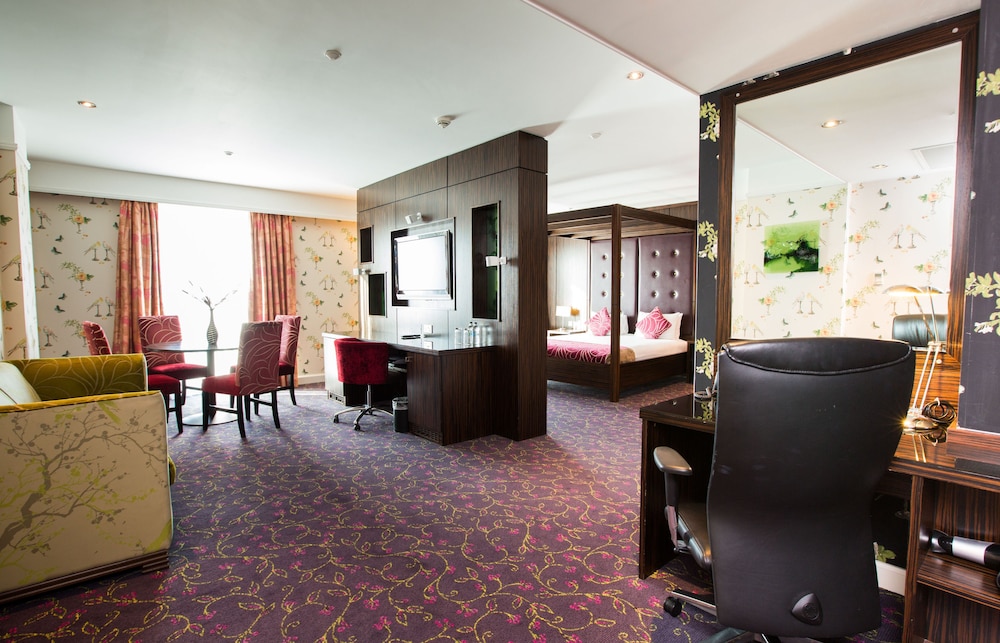 CROWNE PLAZA BLANCHARDSTOWN 10/76