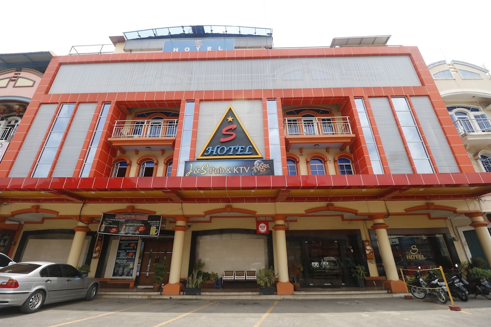 Reddoorz Plus Near Dc Mall Batam 1/39