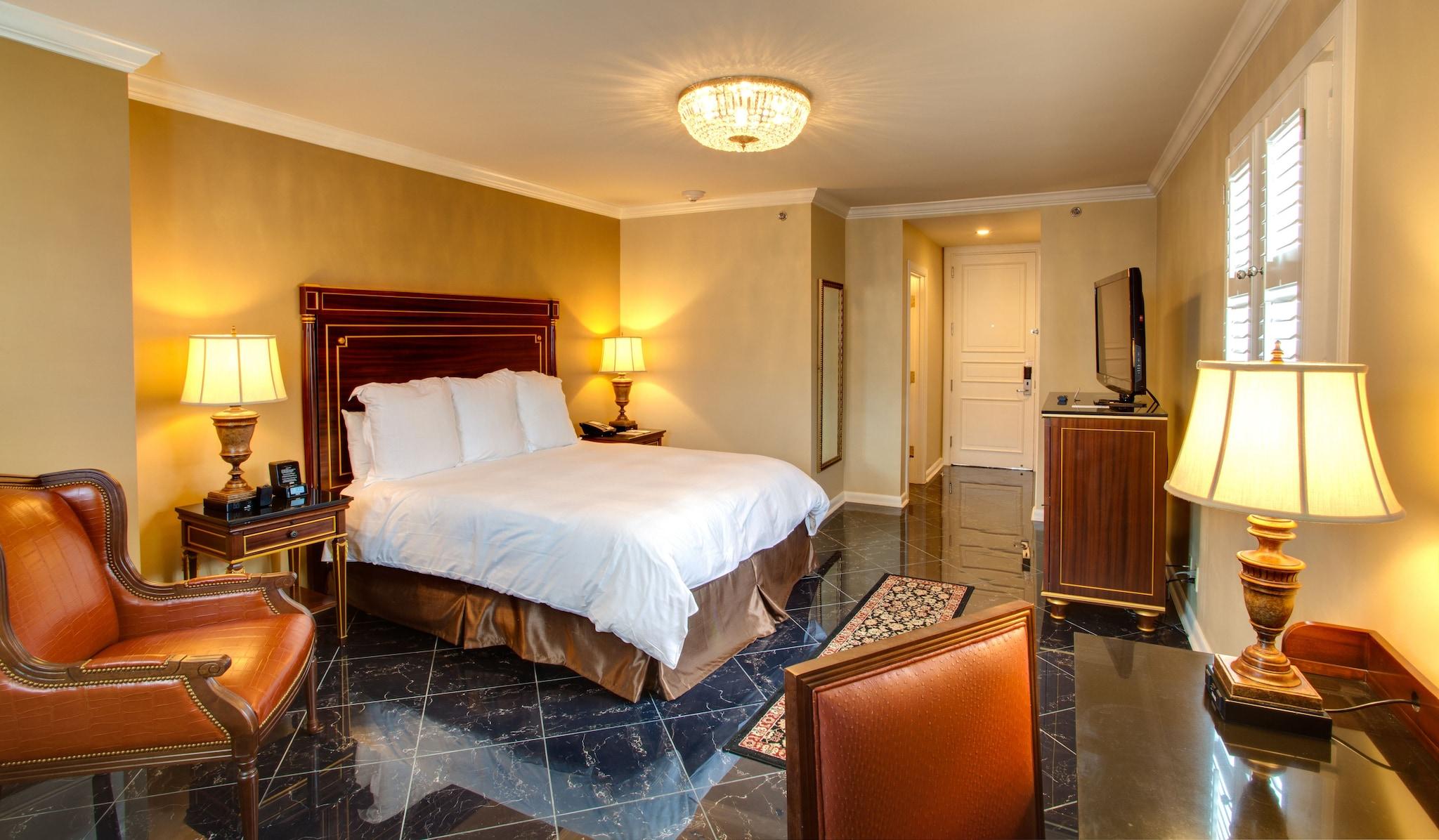 Petite, King Bed