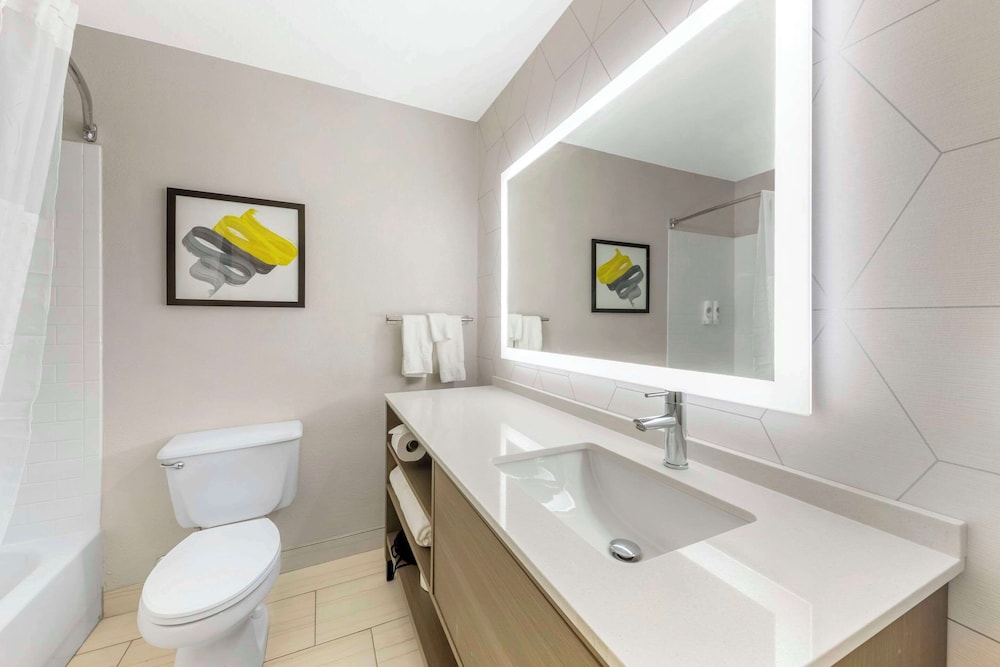 جناح بسرير كينج مع أريكة، Comfort Inn & Suites Oklahoma City, OK 8/8