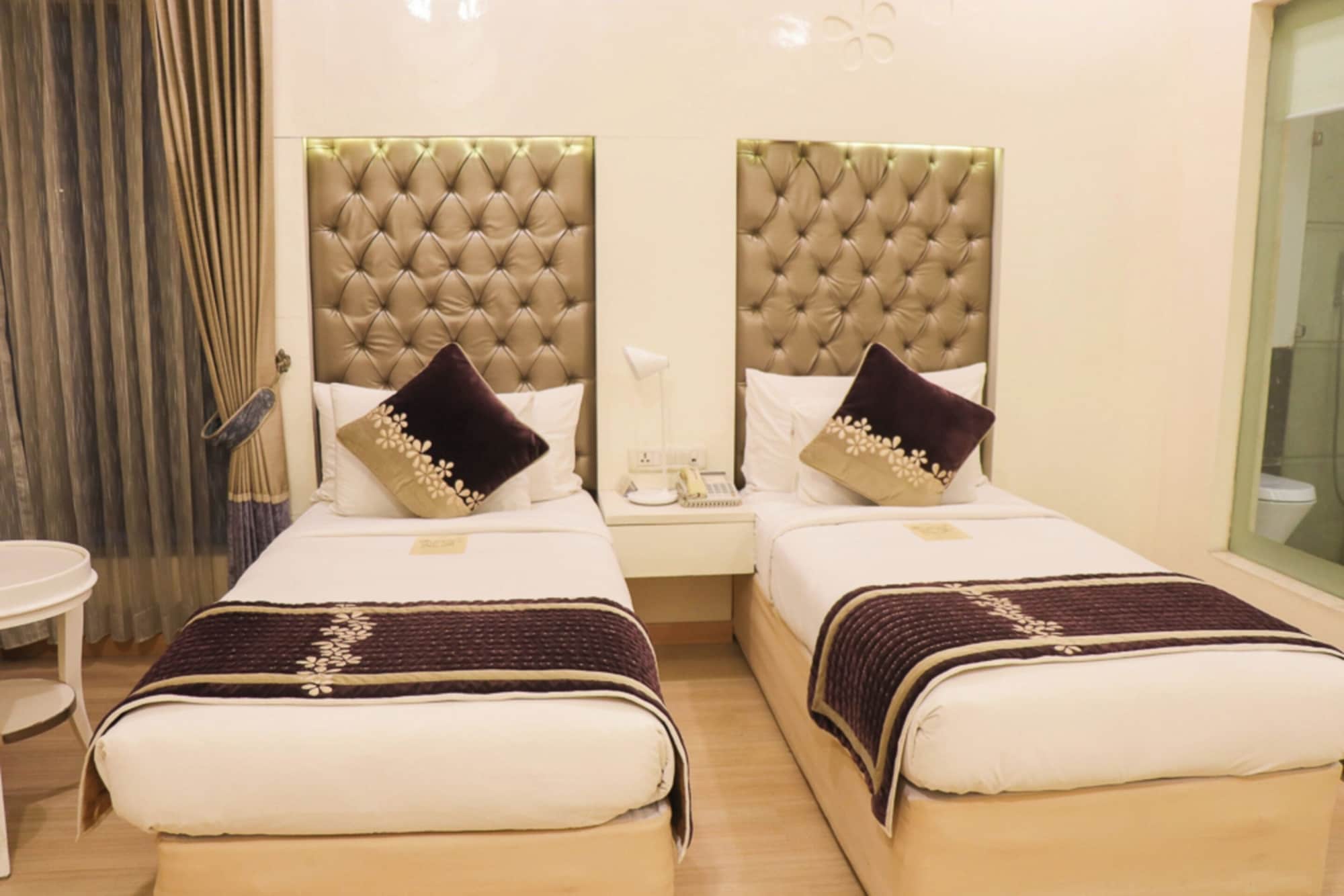 Deluxe, Twin Beds