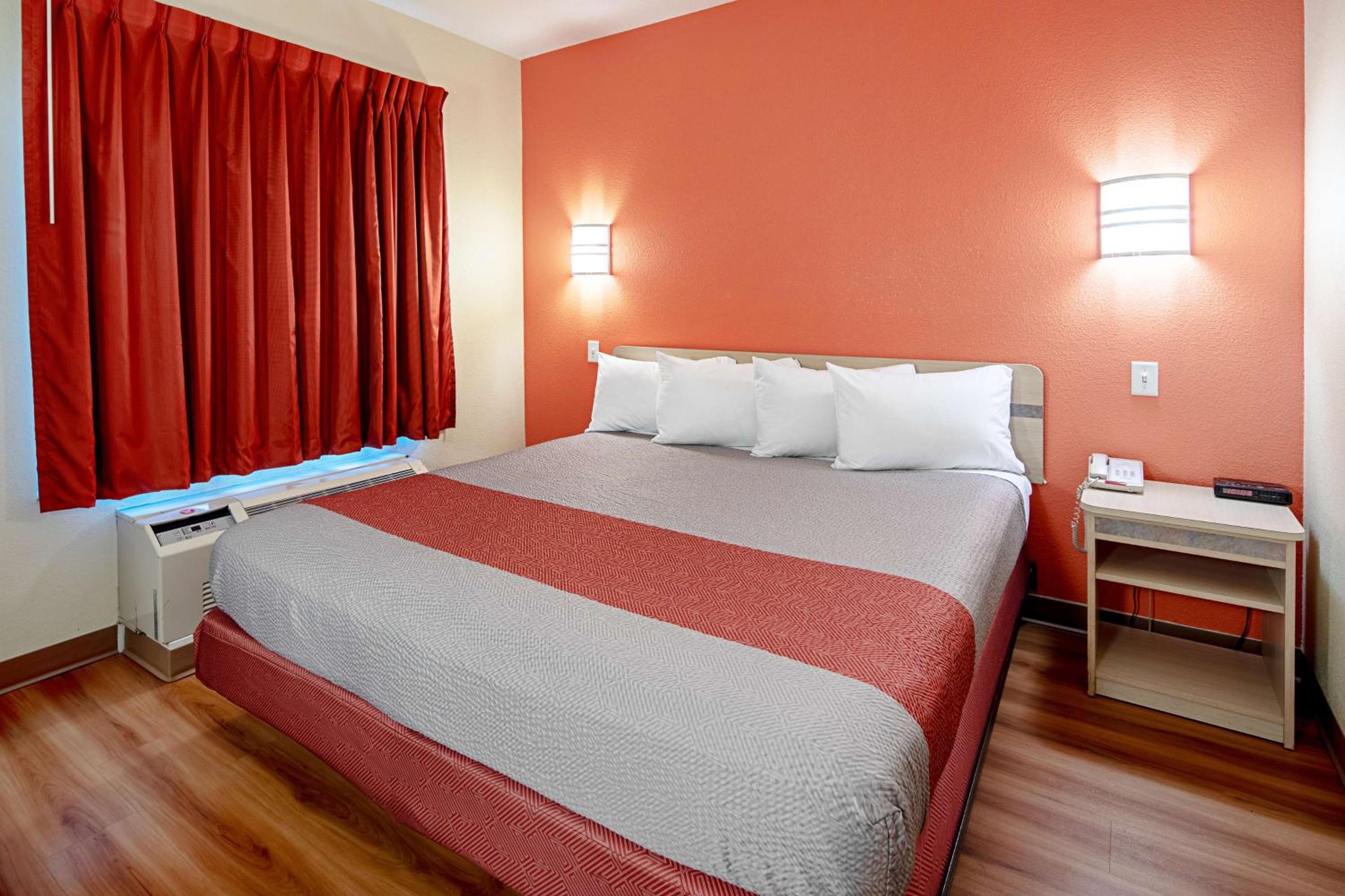 ROOM, KING BED