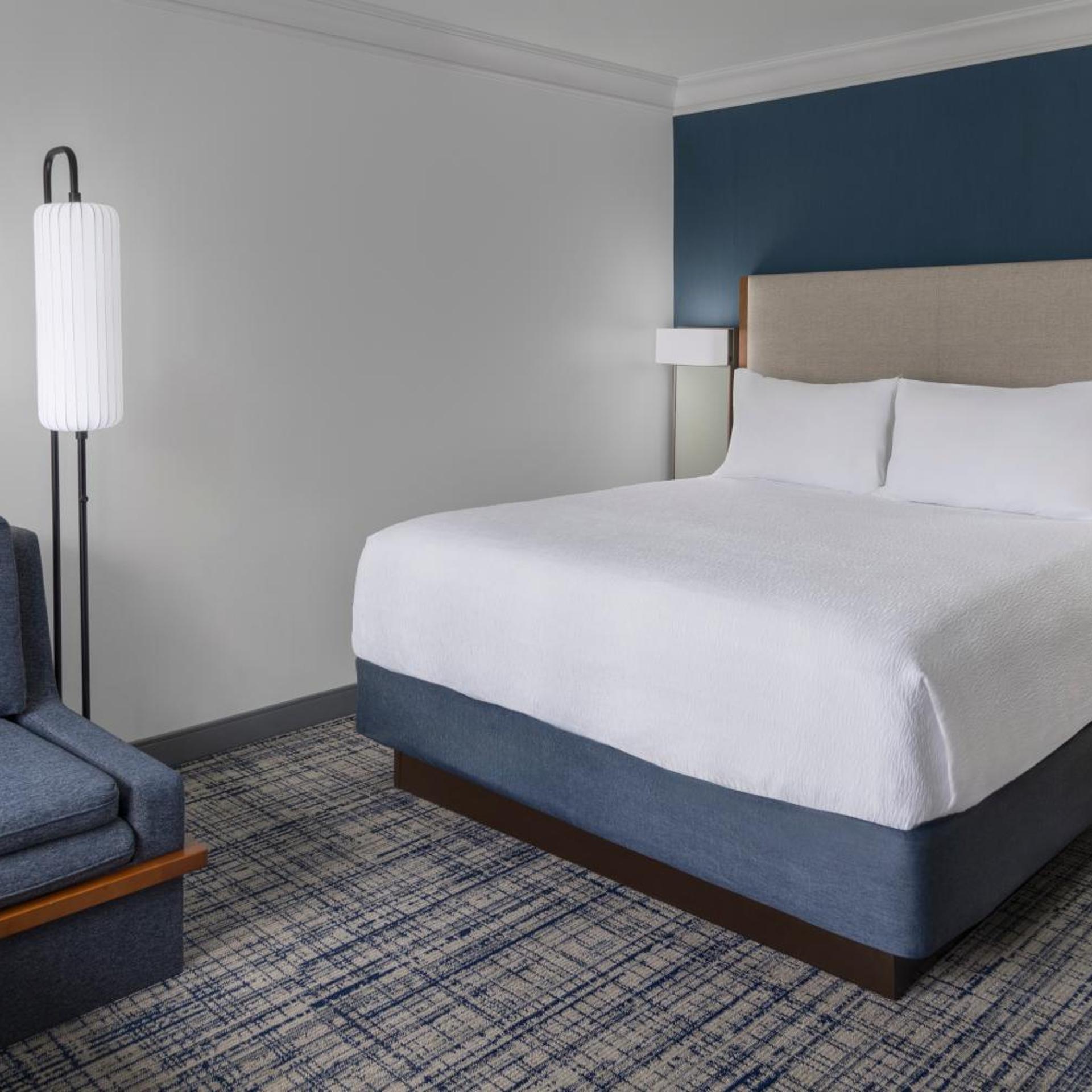 Renovated, King Bed, Sofa, Accessible