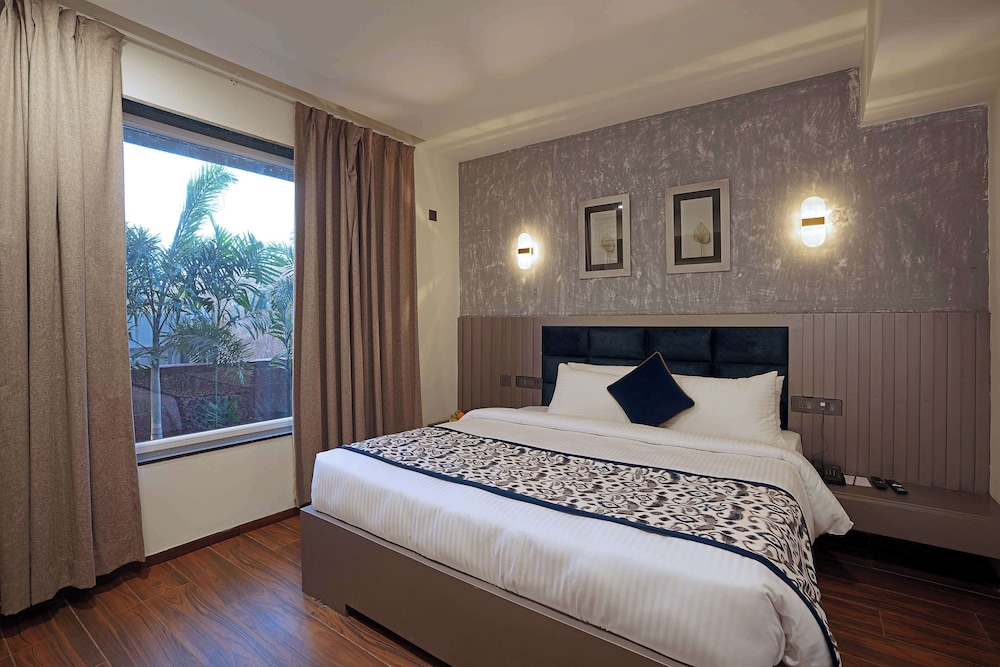 SUPERIOR, DOUBLE BED, POOL VIEW