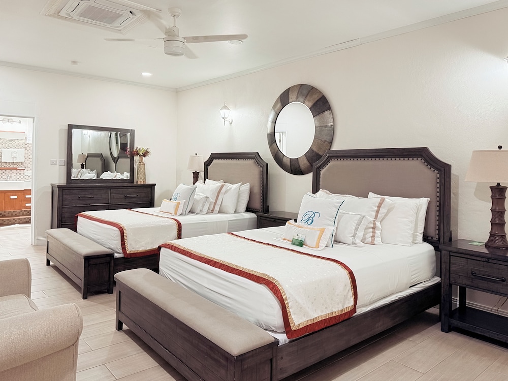 Beachcombers Hotel 25/77
