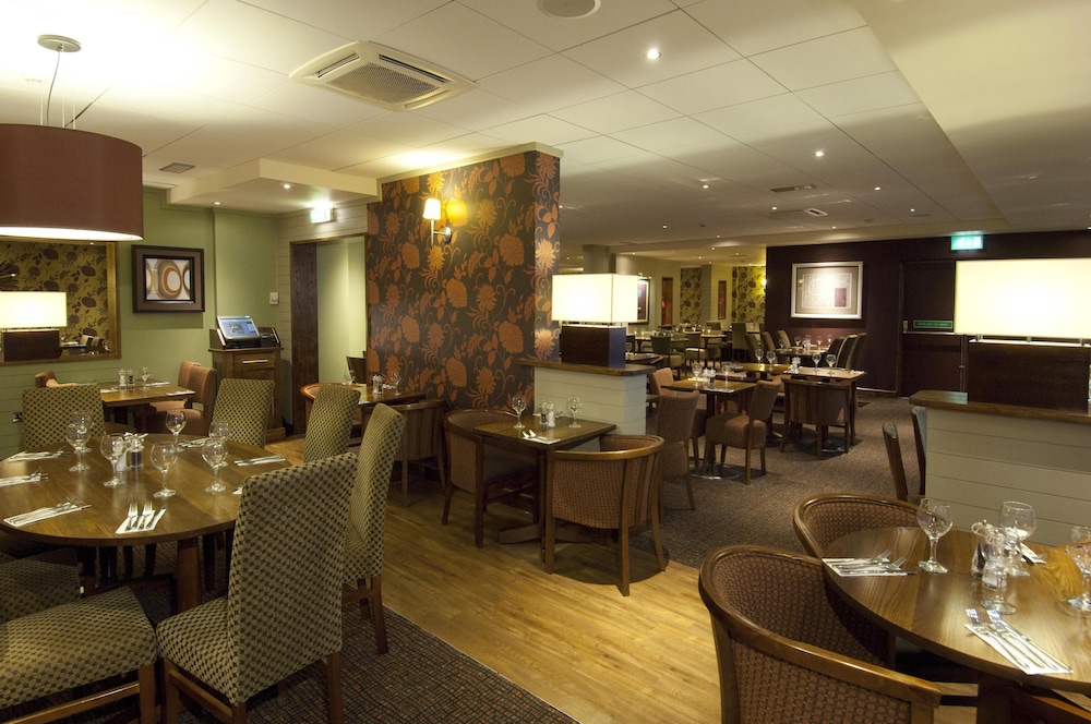 Premier Inn London Heathrow Airport T2 And T3 Bath Road 38/58