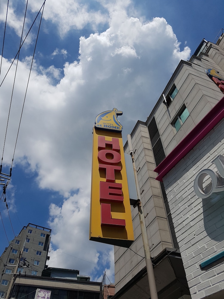Hotel At Home 4/51