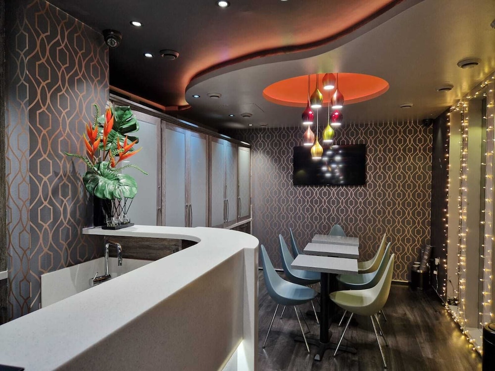London Court Hotel 6/61