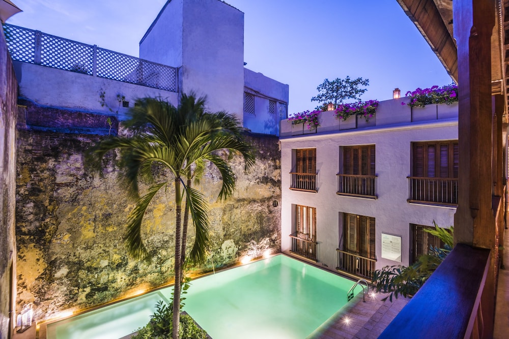 Ananda Hotel Boutique 8/70