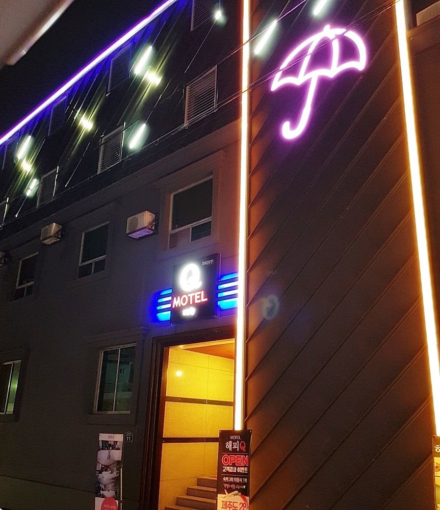 Happy Q Motel 4/38