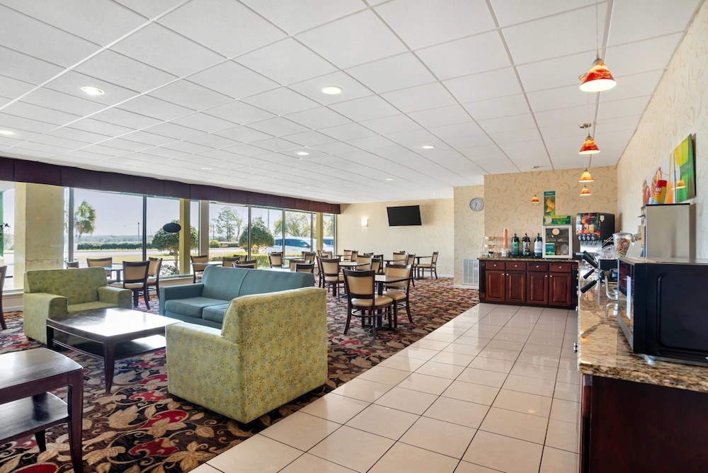Quality Inn & Suites near Lake Eufaula 28/41
