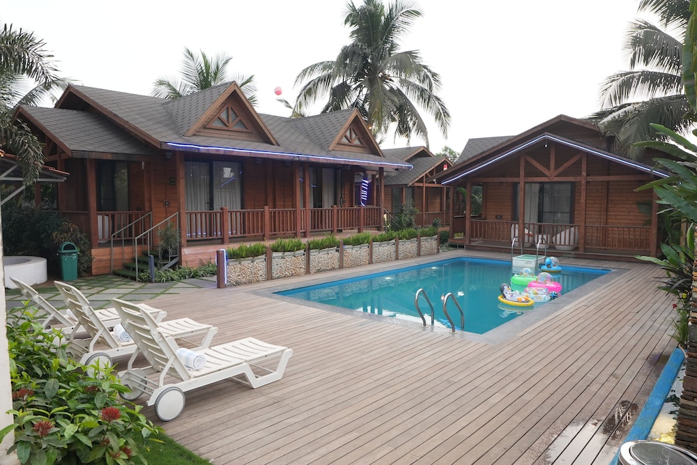 Foxoso Aaristo Baga Beach Resort 39/48