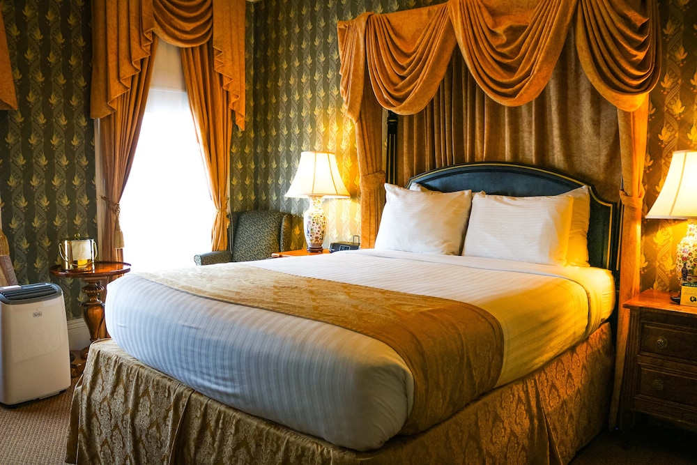 STANDARD, QUEEN BED