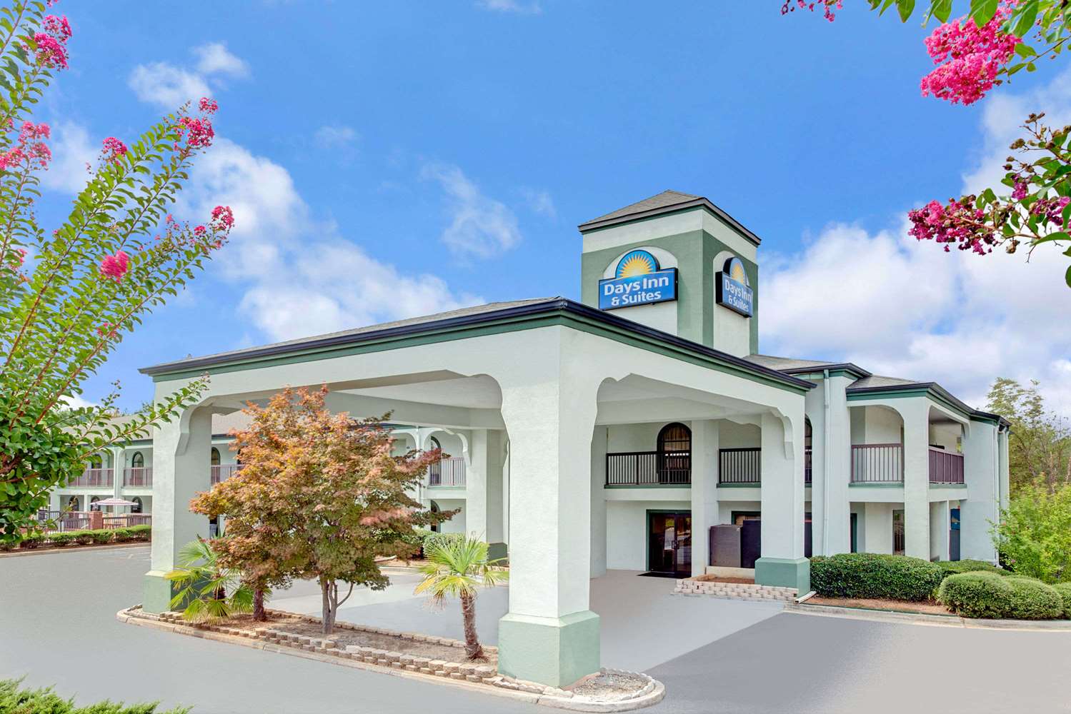 Days Inn & Suites By Wyndham Stockbridge South Atlanta 1/10
