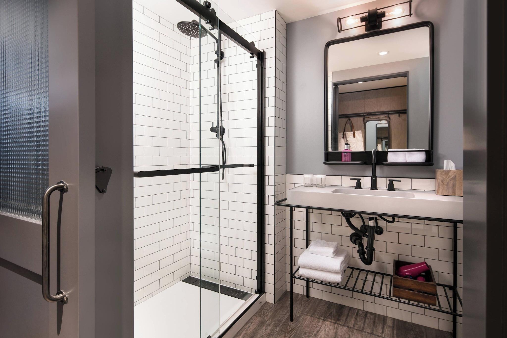 غرفة بسرير مزدوج لذوي الإعاقة، Moxy Seattle Downtown 8/10