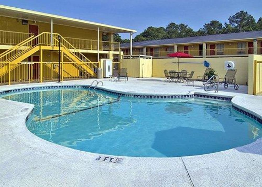 Econo Lodge Inn & Suites at Fort Moore 3/31