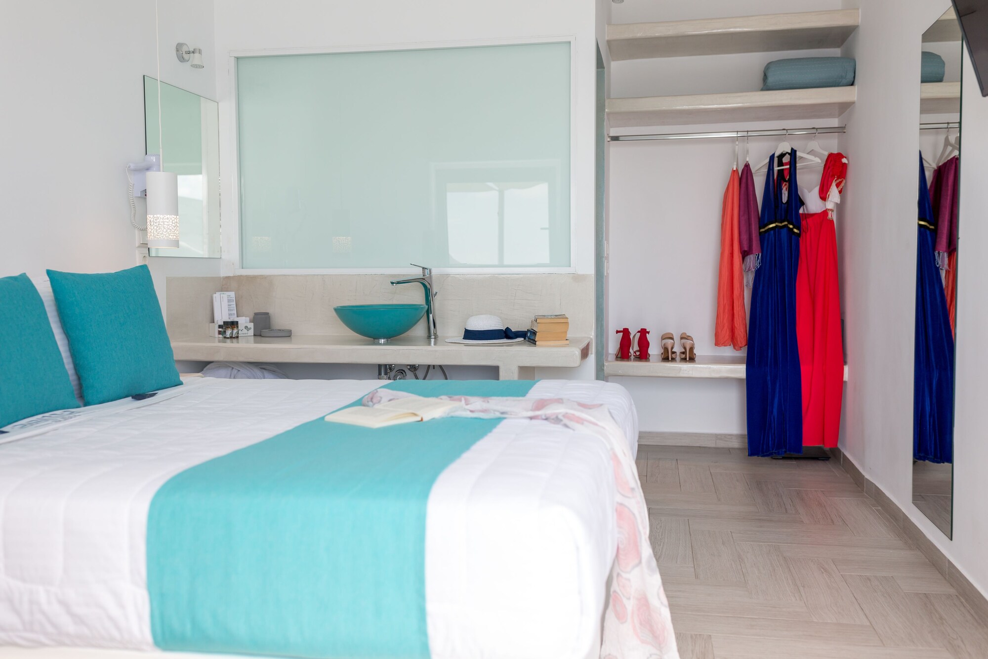 SKY, JUNIOR SUITE, QUEEN BED
