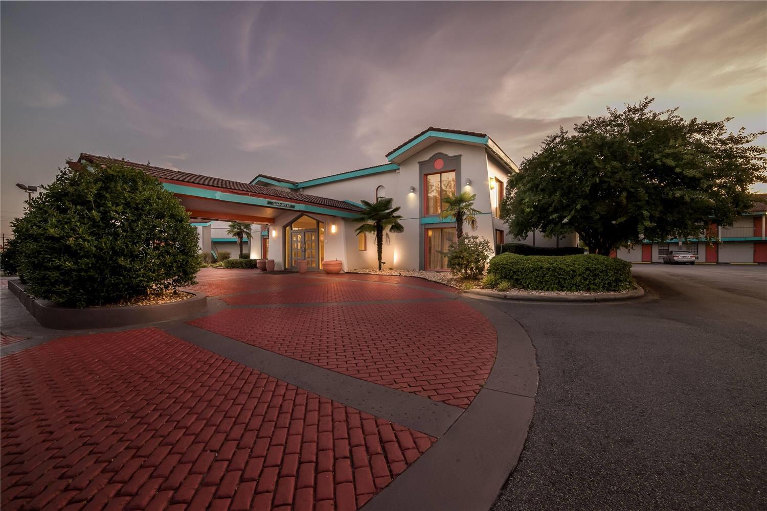 Howard Johnson by Wyndham Columbus Fort Benning 20/26
