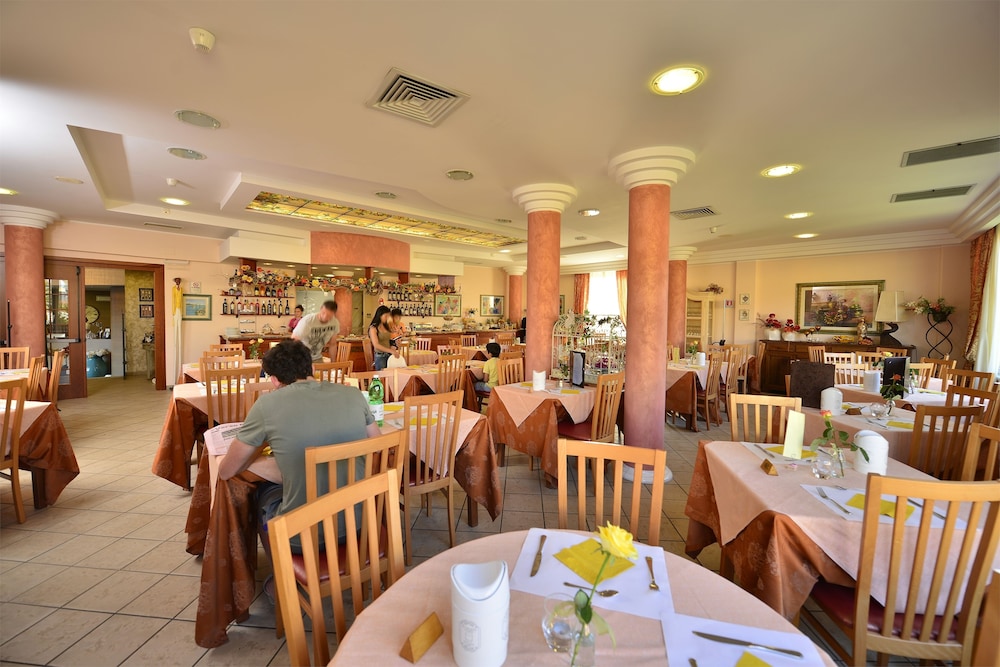 Hotel Villa Tiziana 38/50