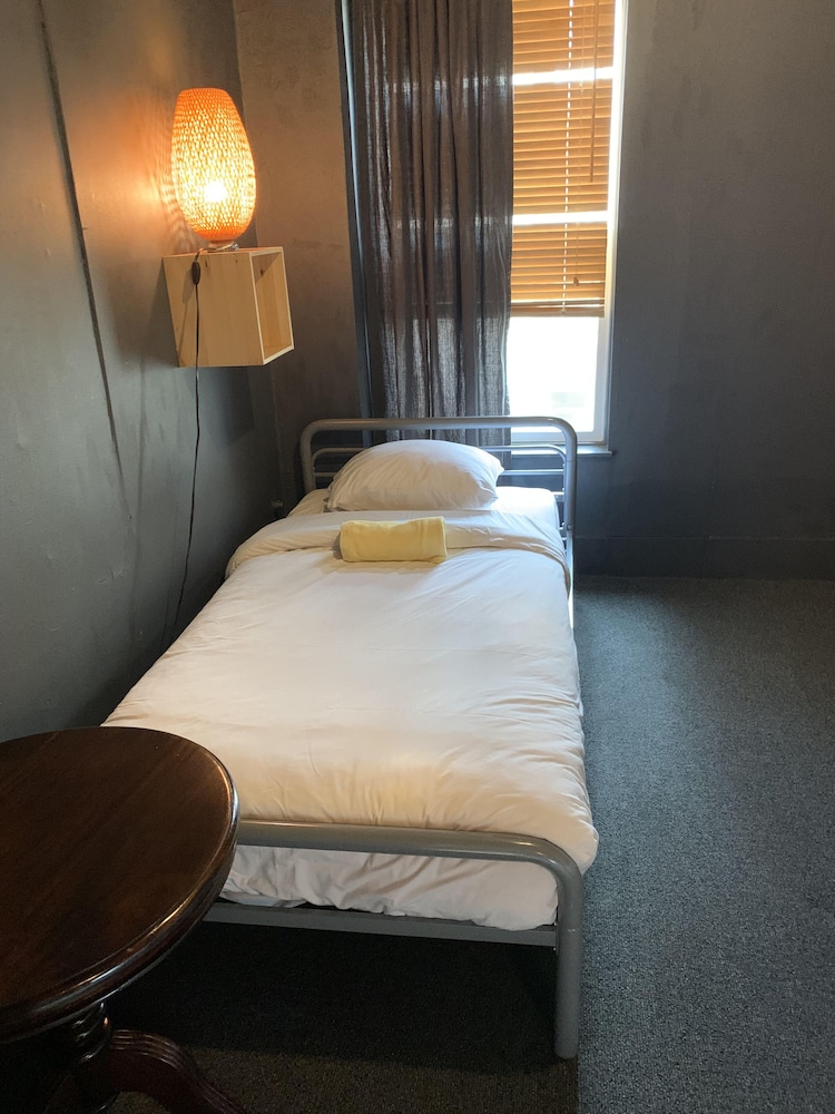 Hotel Hotel Hostel 8/18