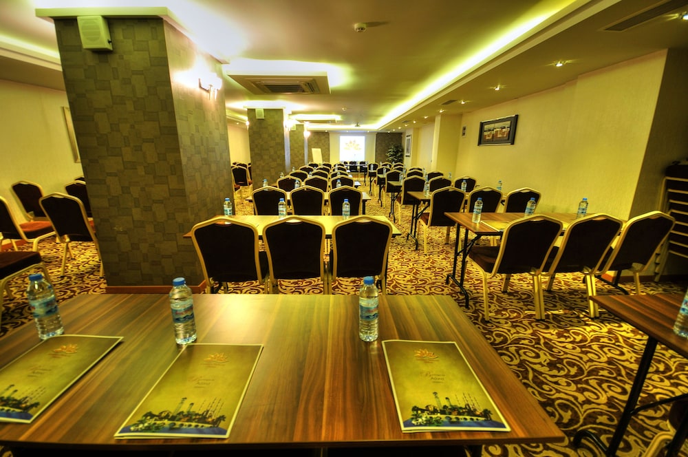 Golden Deluxe Hotel 36/39