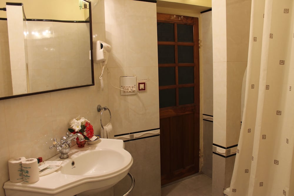 ROYAL, SUITE