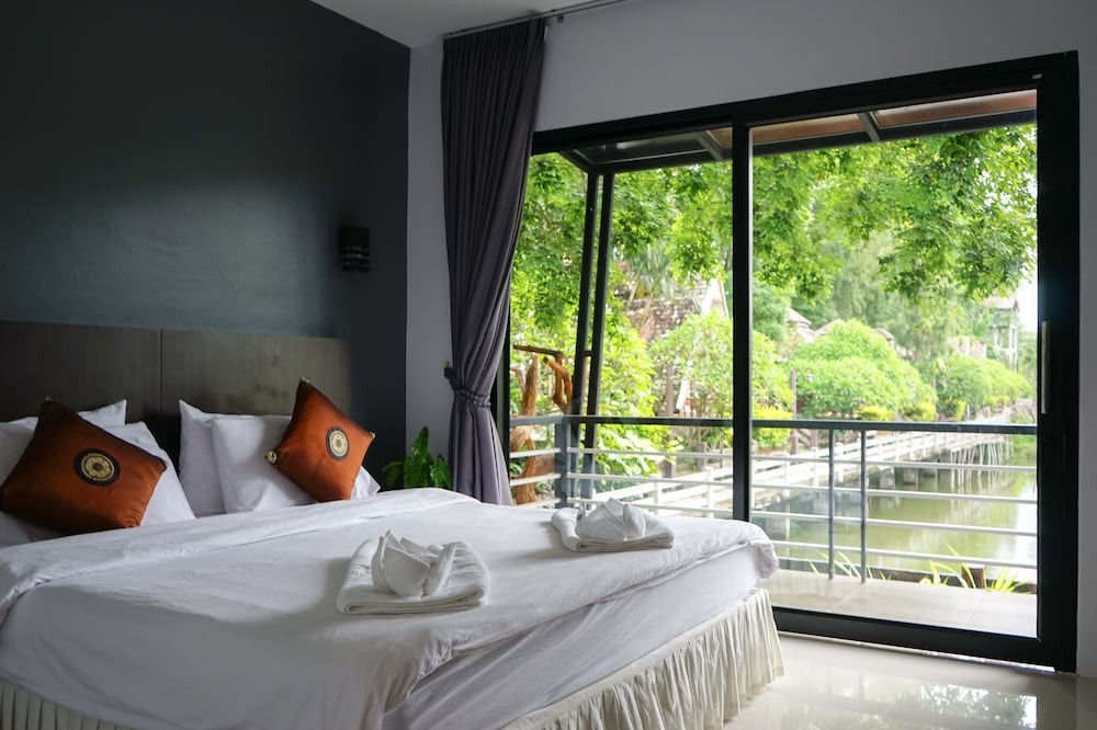 Nakhaburi Hotel & Resort 25/30
