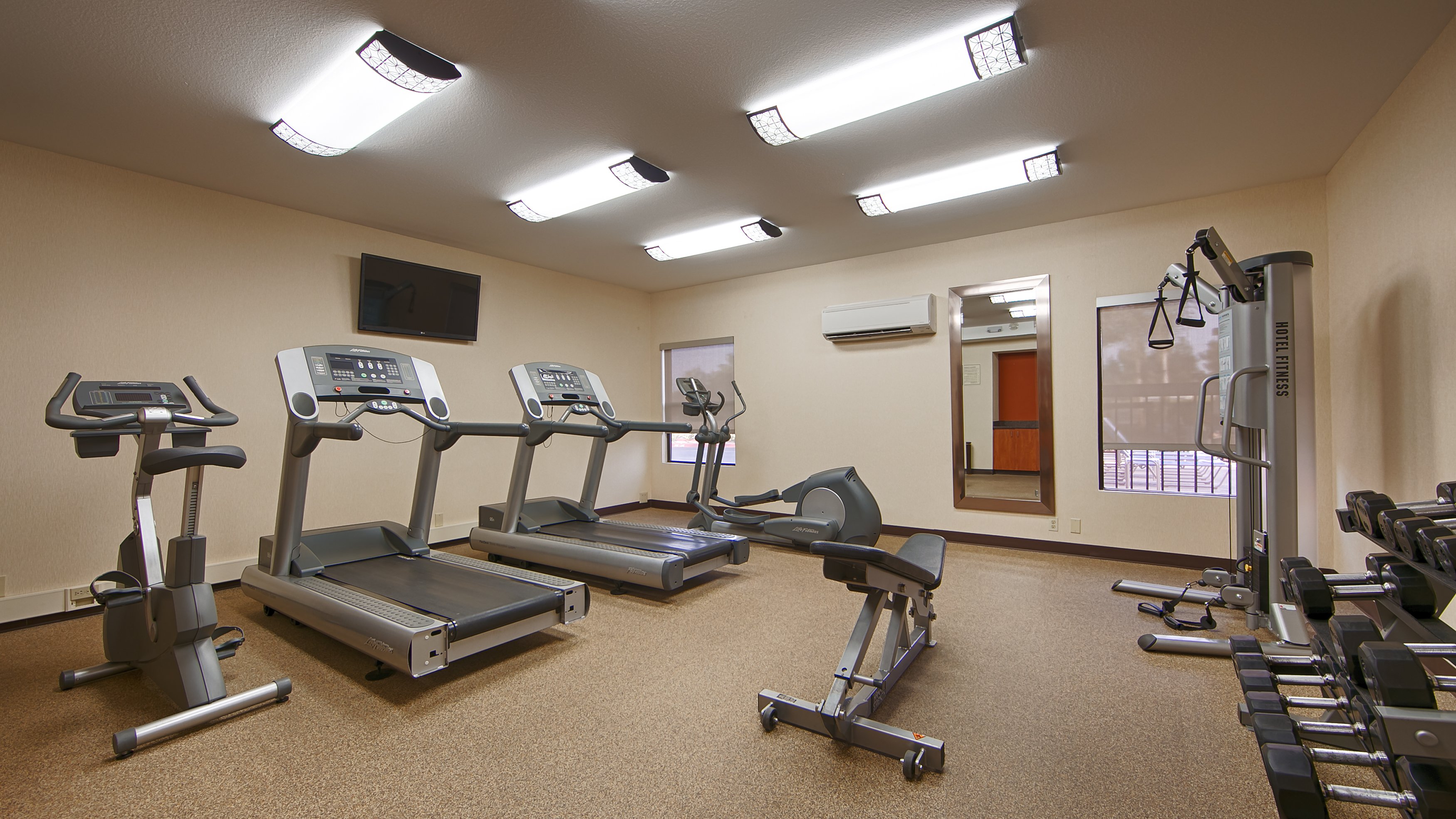 Best Western Plus Fresno Airport Hotel 32/68