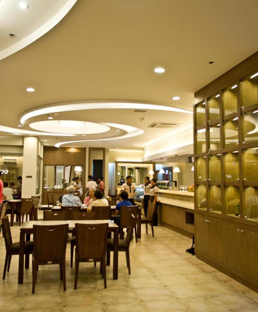 D Hotel And Suites 42/50