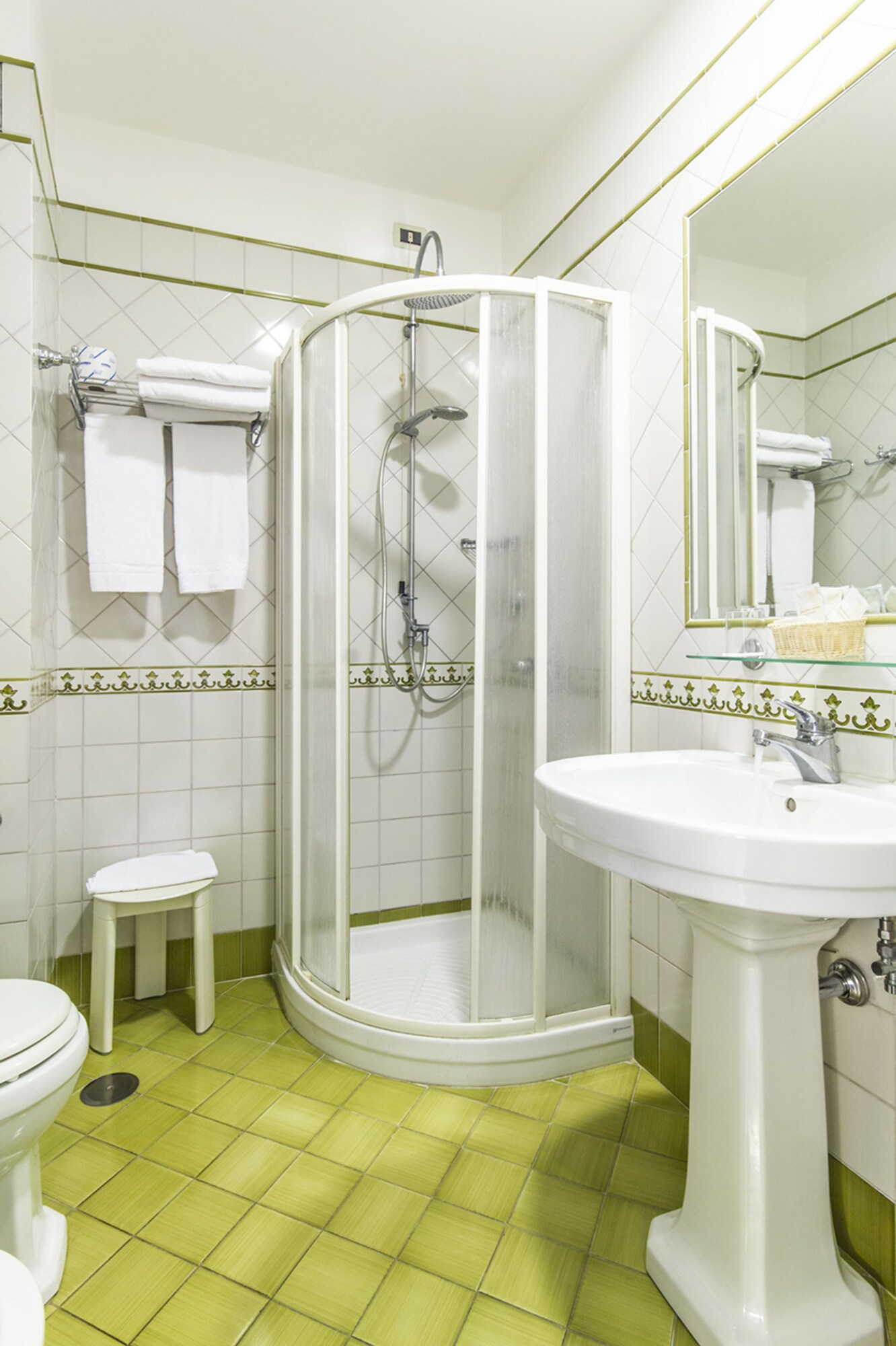 غرفة قياسية ثلاثية بسرير كوين وسرير فردي، Hotel Villa Di Sorrento 4/6