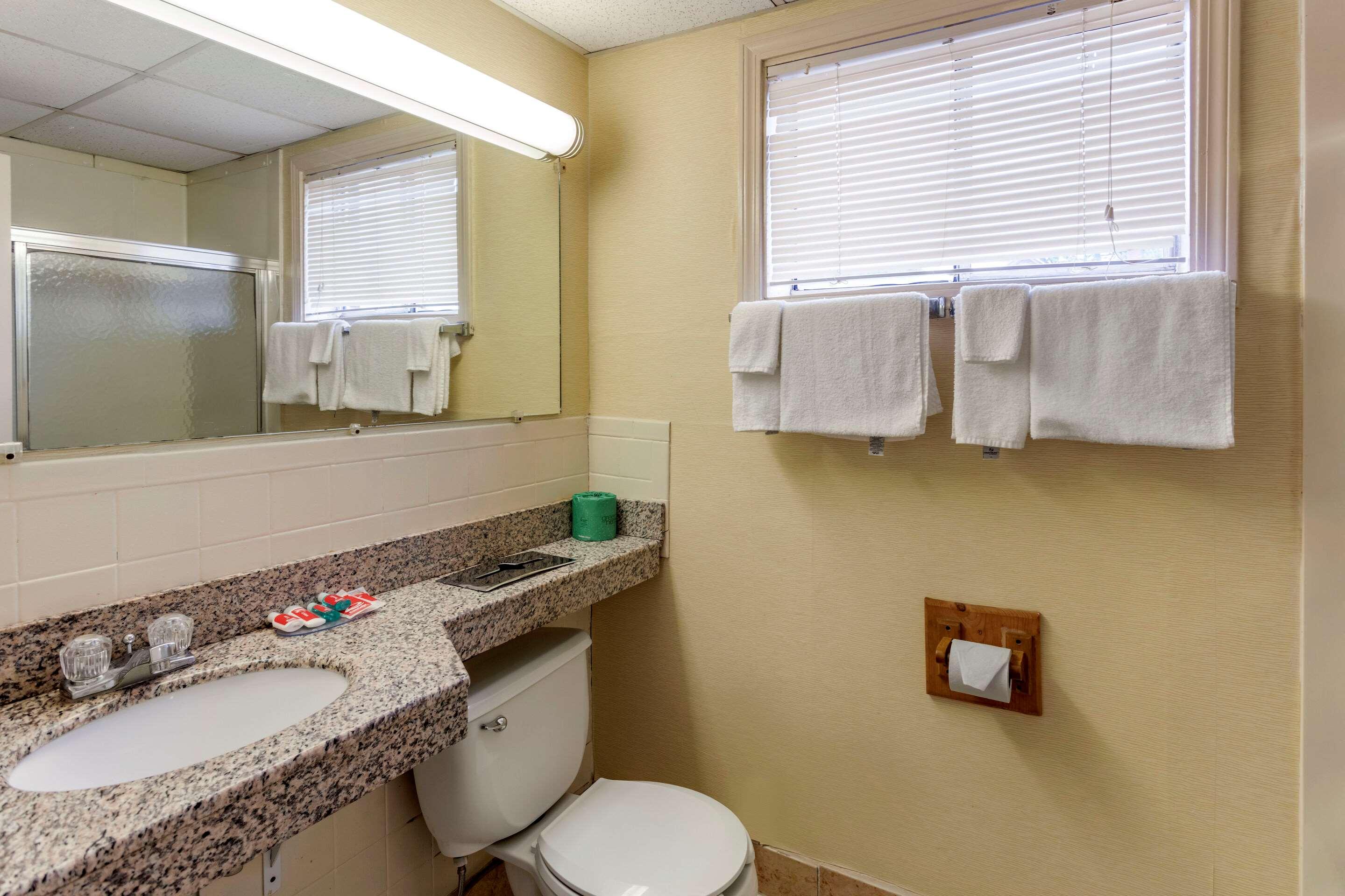 Economy Inn East Hartford CT 57/60