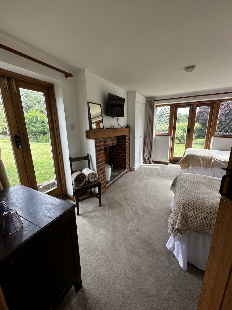 Dunsfold B&amp;B 24/44
